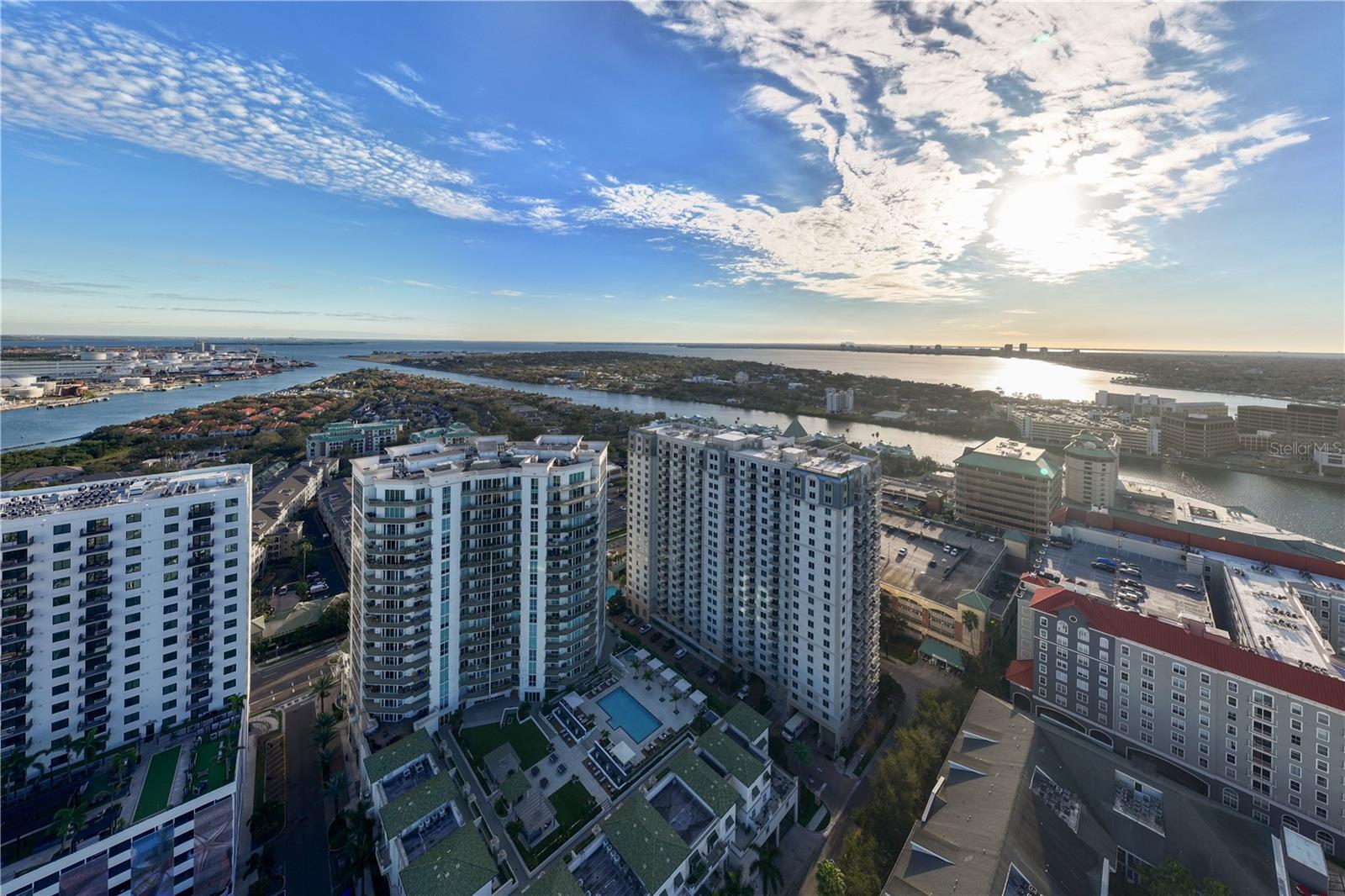 THE PLAZA HARBOUR ISLAND A CON - Residential