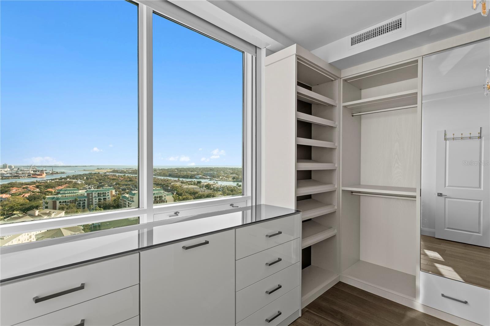 THE PLAZA HARBOUR ISLAND A CON - Residential