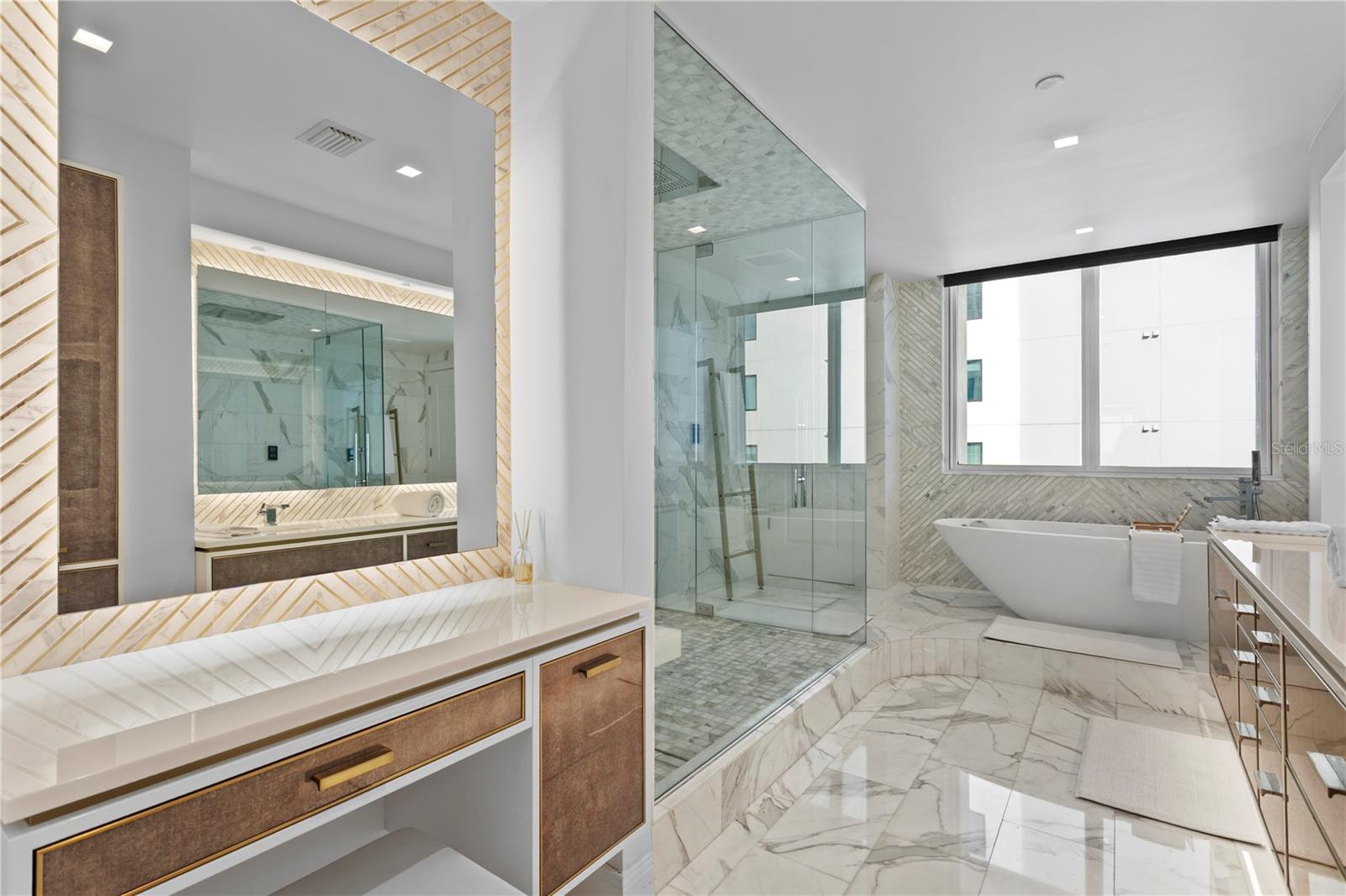 THE PLAZA HARBOUR ISLAND A CON - Residential