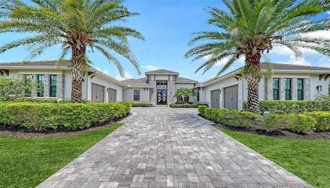 Photo of 8339 Lucerne Loop, Bradenton, FL 34202 (MLS # A4701403)