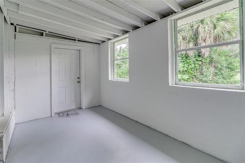 A home in LAKELAND