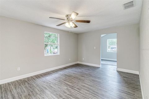 A home in LAKELAND
