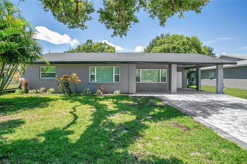 Photo of 1118 Tennessee Avenue, Saint Cloud, FL 34769 (MLS # S5137607) Photo of 1118 Tennessee Avenue, Saint Cloud, FL 34769 (MLS # S5137607)