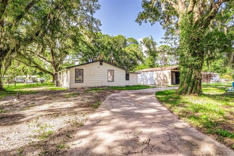 A home in AUBURNDALE