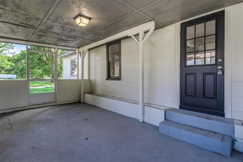 A home in AUBURNDALE