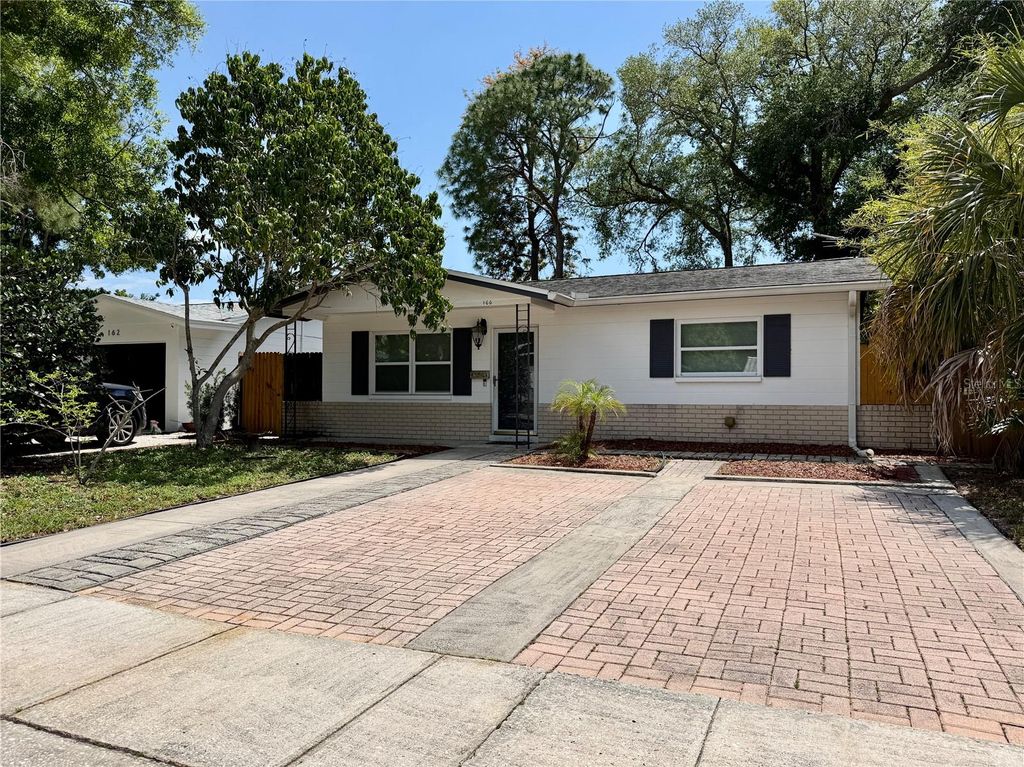 Photo of 166 SW Lincoln Circle N, St Petersburg, FL 33703 (MLS # TB8498166)