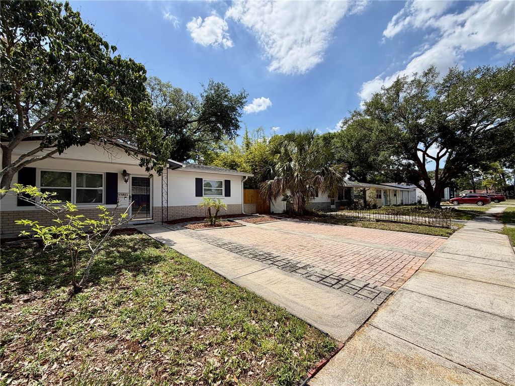Photo of 166 SW Lincoln Circle N, St Petersburg, FL 33703 (MLS # TB8498166)