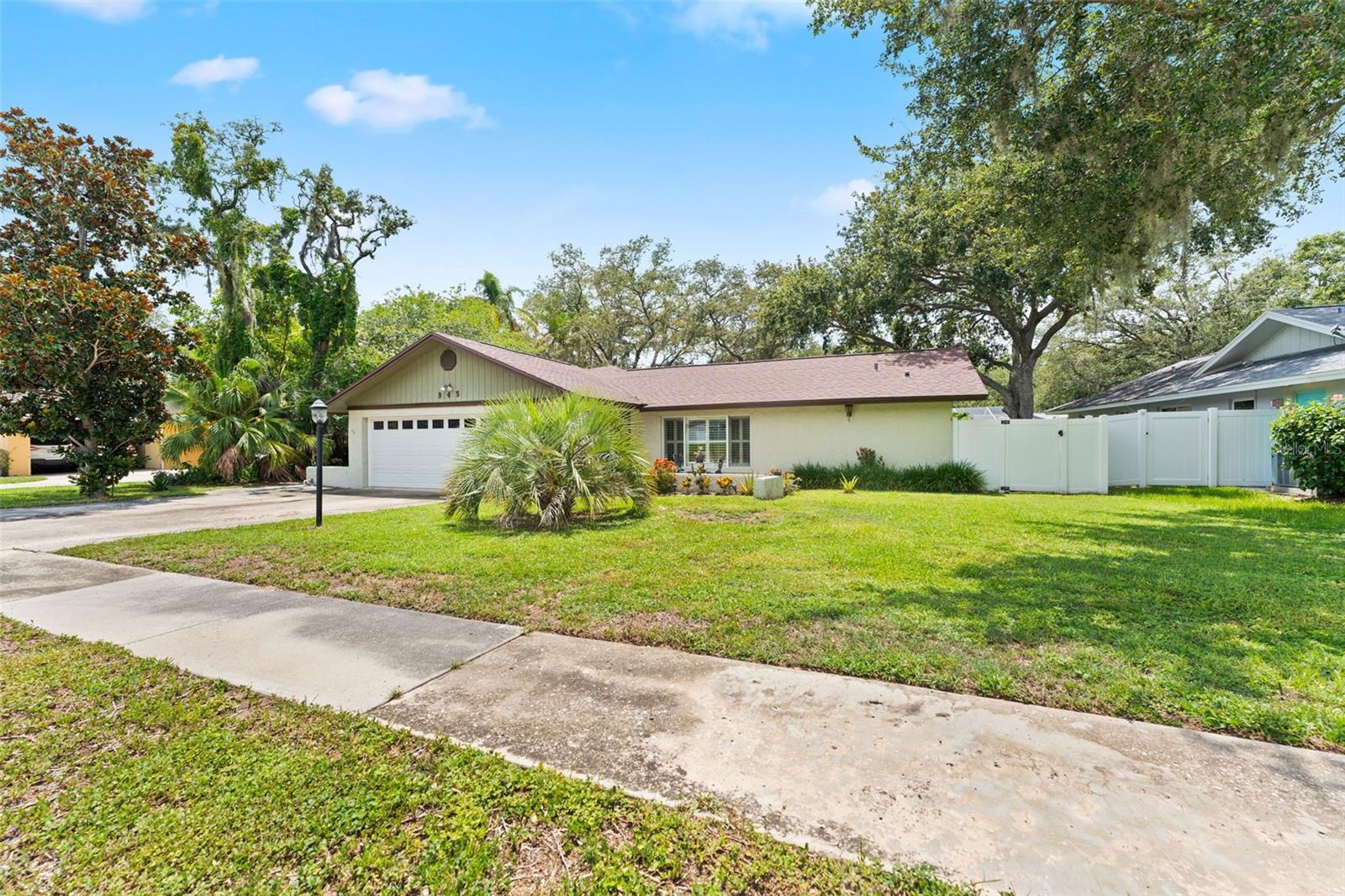 945 WINDING OAKS DRIVE