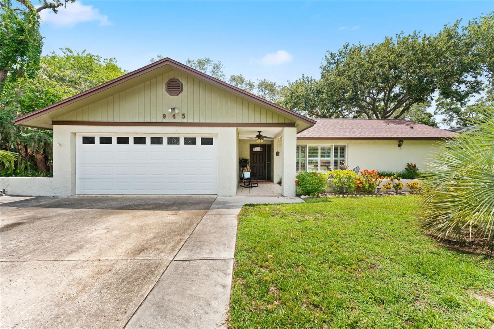945 WINDING OAKS DRIVE