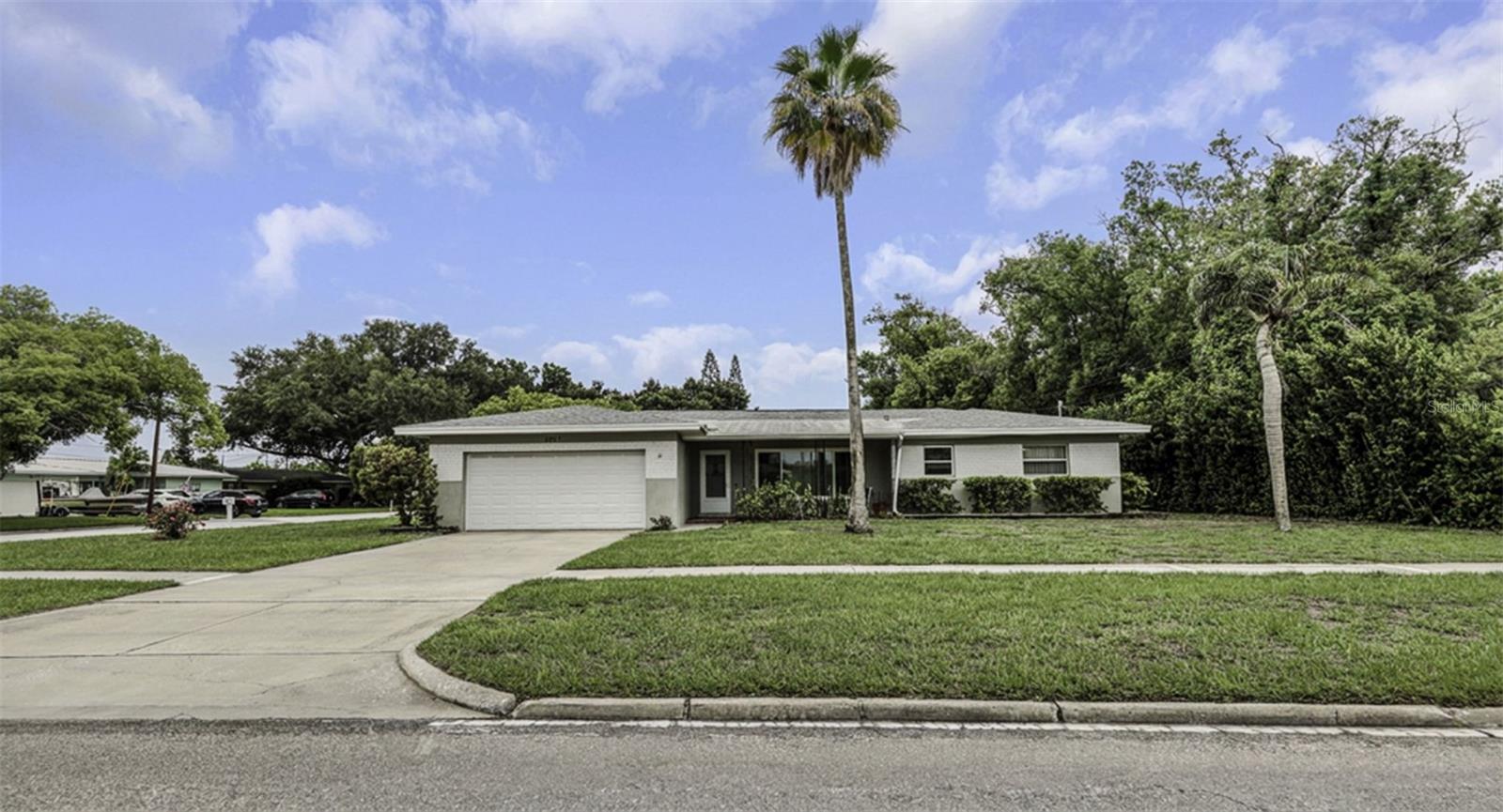 2077 DRUID ROAD E