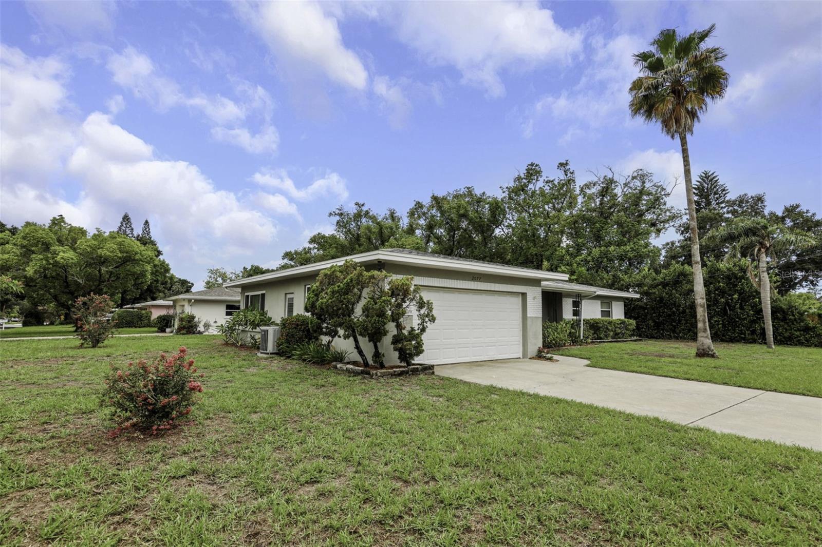 2077 DRUID ROAD E