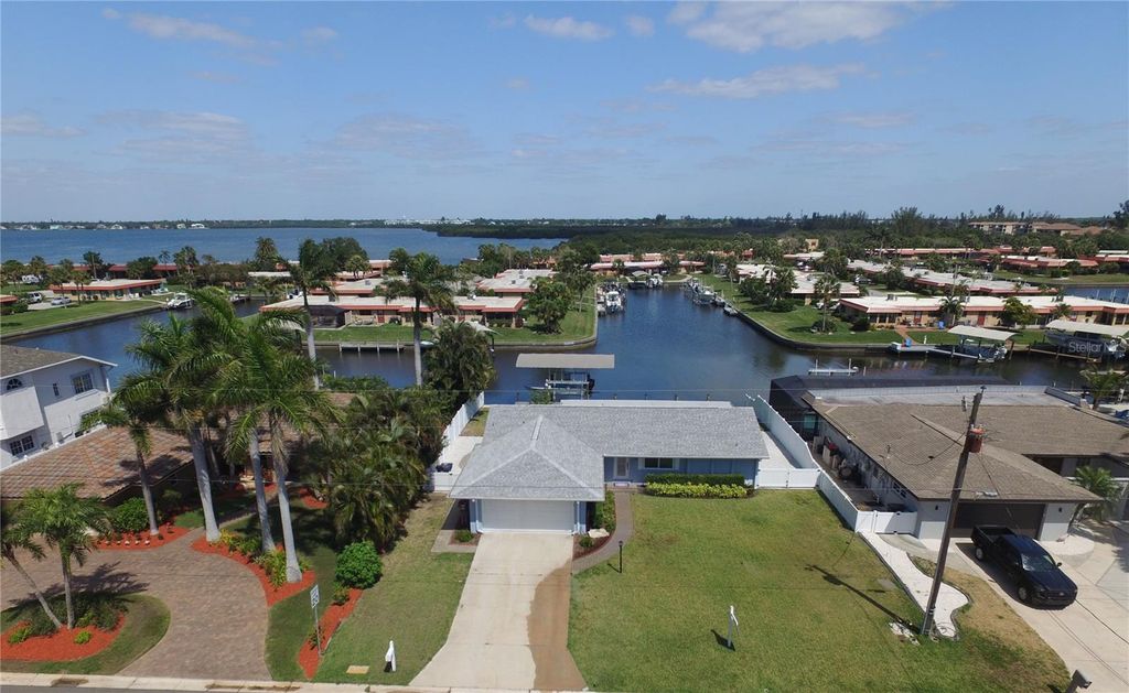 Photo of 4007 Royal Palm Drive, Bradenton, FL 34210 (MLS # A4685691)