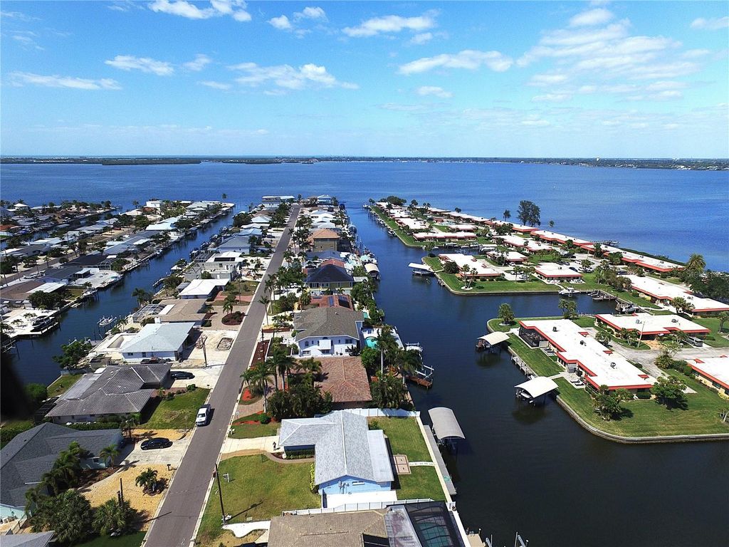 Photo of 4007 Royal Palm Drive, Bradenton, FL 34210 (MLS # A4685691)