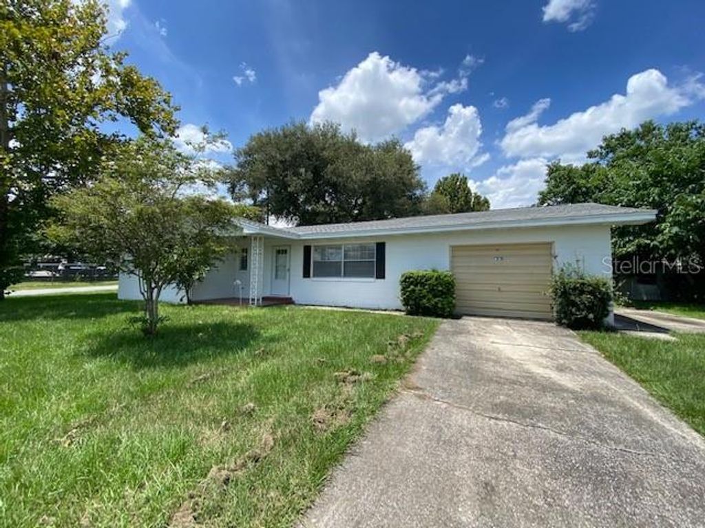 Photo of 1010 Griffin Road, Leesburg, FL 34748 (MLS # G5112351)