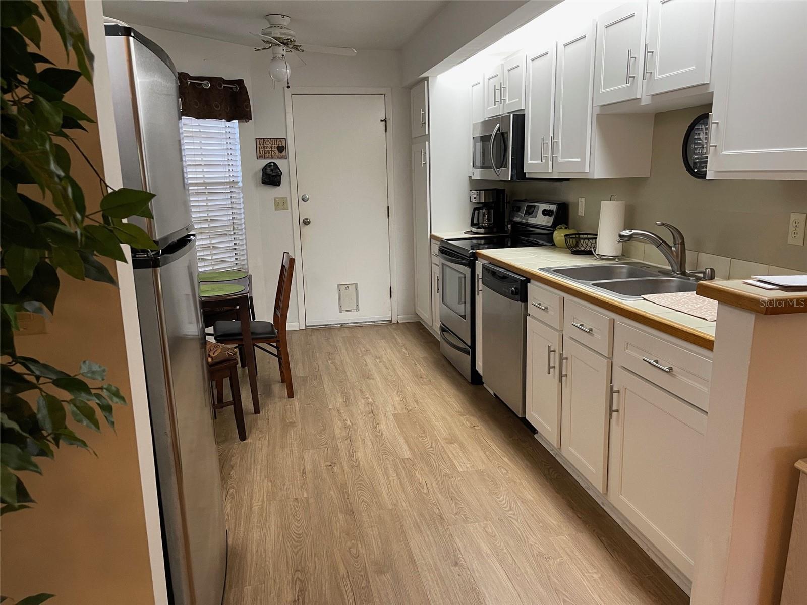 LAUREL OAKS AT COUNTRY WOODS CONDO - Residential Lease