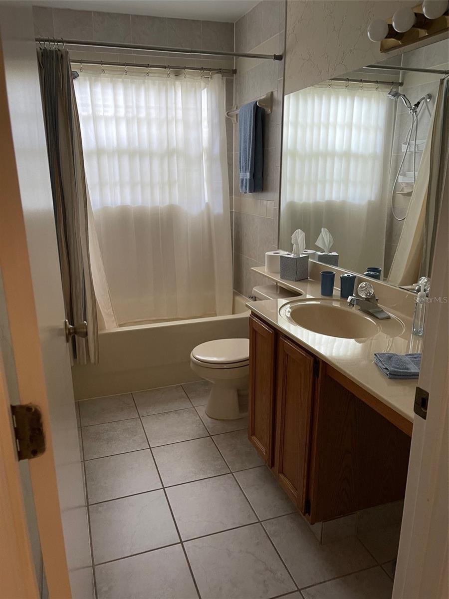 LAUREL OAKS AT COUNTRY WOODS CONDO - Residential Lease