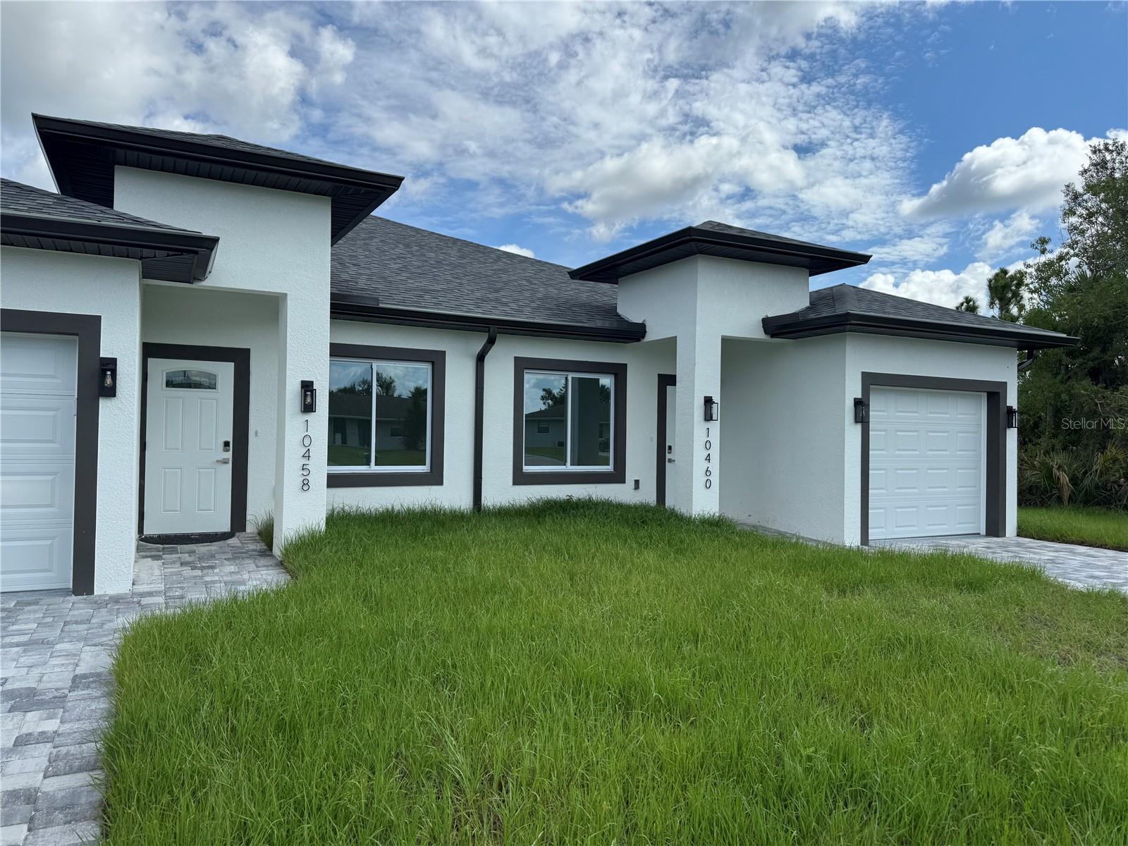 READY NOW!!! Come see this beautiful three bedrooms, two bathrooms, and one car garage w/ garage door opener. This duplex has just been completed, BRAND NEW CONSTRUCTION!! Very open kitchen with eat in island countertop.