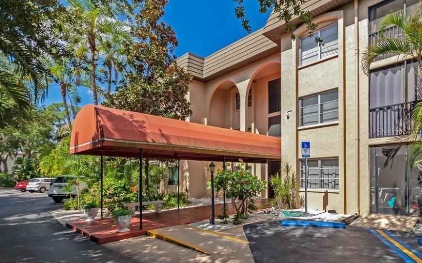 Spacious 2-Bedroom Condo in Prime Sarasota Location – Walk to The Bay!
Welcome to Unit 204 at 3700 S Osprey Ave – a beautifully updated 2-bedroom, 1-bathroom condo nestled in the heart of Sarasota’s desirable Southside Village neighborhood. Just minutes from Siesta Key Beach, downtown Sarasota, and within walking distance to shops, restaurants, and the scenic waterfront, this location is ideal for those seeking convenience and charm.
Step inside to discover a light and bright open-concept living space with neutral tones, tile flooring throughout, and sliding glass doors that open onto a private screened balcony – perfect for morning coffee or evening relaxation. The kitchen features granite countertops, modern cabinetry, and a breakfast bar that flows seamlessly into the dining and living areas.
The primary bedroom includes a generous closet and en-suite bathroom with a walk-in shower. The second bedroom is equally spacious and ideal for guests or a home office.
Community Highlights:
• Assigned parking
• Quiet and well-maintained complex
• Steps from Southside Village, Sarasota Memorial Hospital, and Morton’s Market
Rental Terms:
• Available for annual lease
• No smoking
• Sorry, no pets allowed per HOA rules
Don’t miss this opportunity to live in one of Sarasota’s most sought-after neighborhoods. Schedule your showing today!