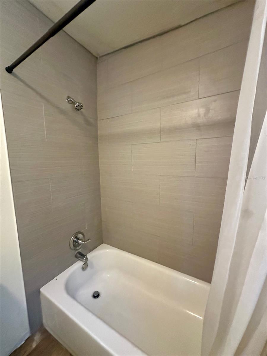 HARRIS ESTATE HARRIS LANDS REPL E 1/2 - Residential Lease