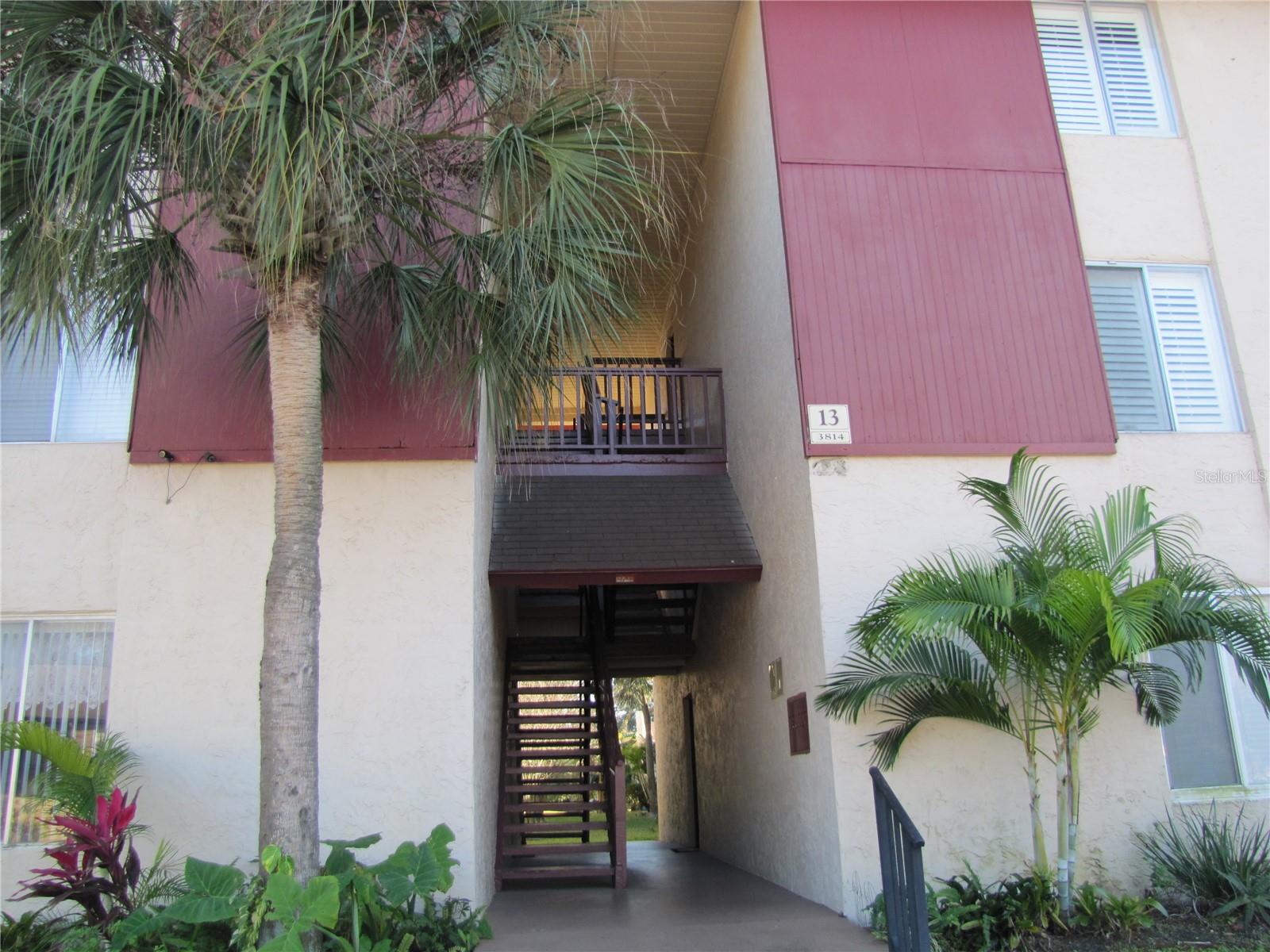 Very nice 1 bed 1 bath condo located in the Carrollwood area. Second floor unit overlooking the courtyard. Gated community with a pool, clubhouse and laundry facilities on site. Ceramic Tiled floors thru out.