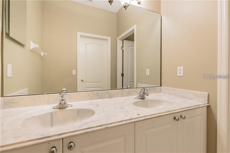 LAKES WINDERMERE PH 01 49 108 - Residential Lease