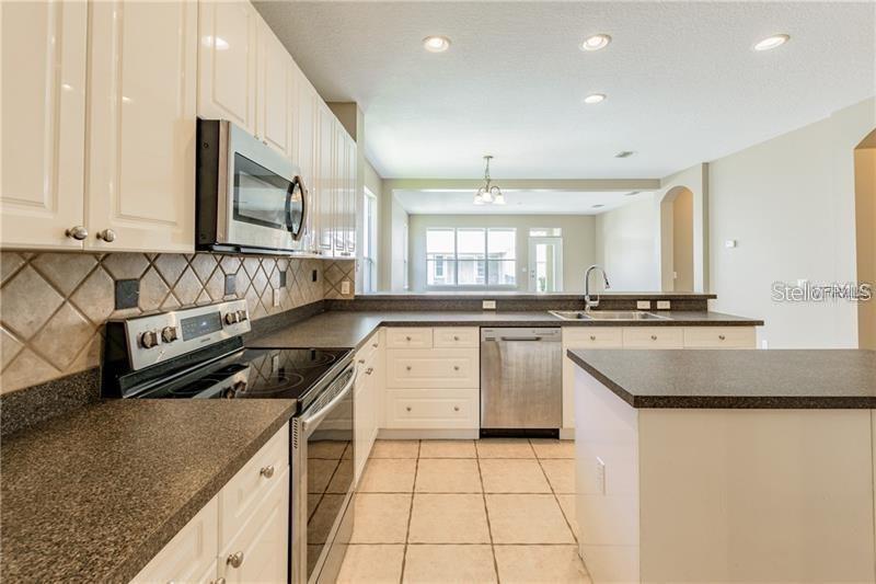 LAKES WINDERMERE PH 01 49 108 - Residential Lease