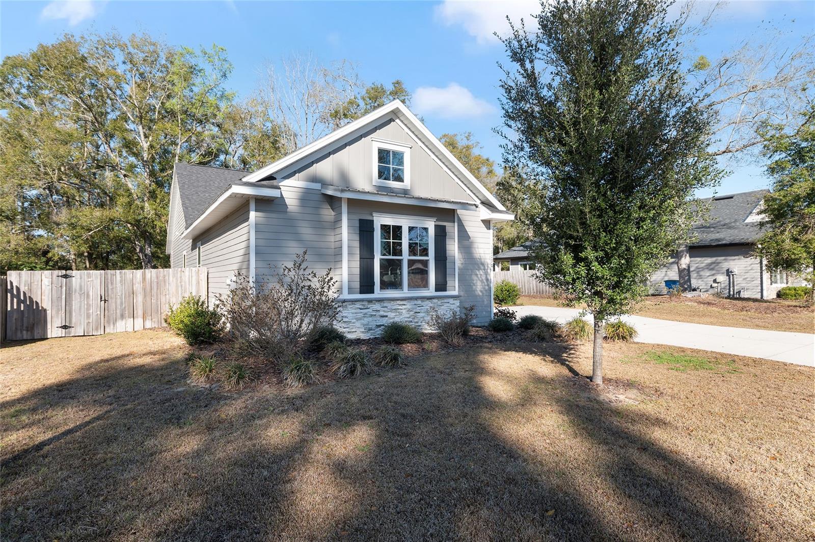 WESTON OAKS - Residential