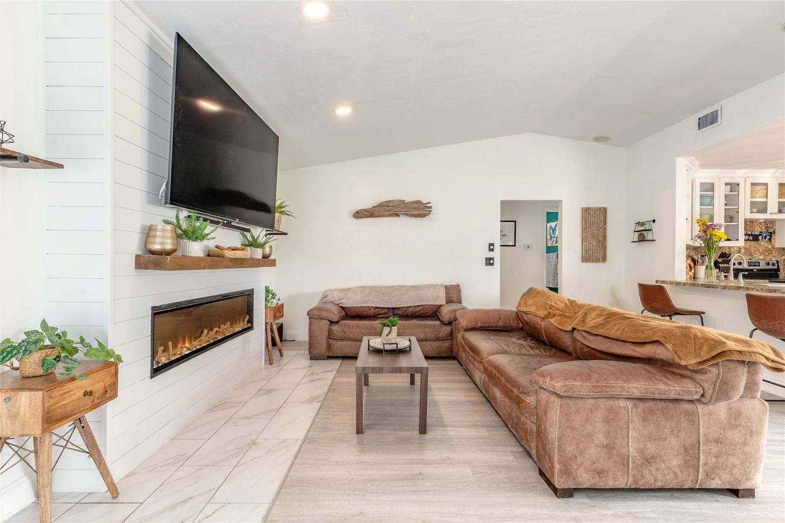 1247 THOMAS DRIVE