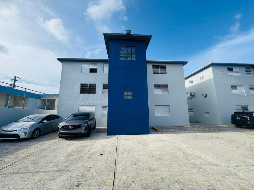 Excellent remodeled second-floor apartment in a quiet community and prime location. Strategically located just minutes from expressways, the airport, universities, and shopping centers.
It consists of:

  3 bedrooms and 1 bathroom
  Comfortable kitchen
  Living/dining room
  Laundry area
  Double controlled access
  1 parking space

HOA: $110.00
Includes: Stove, air conditioning, ceiling fans