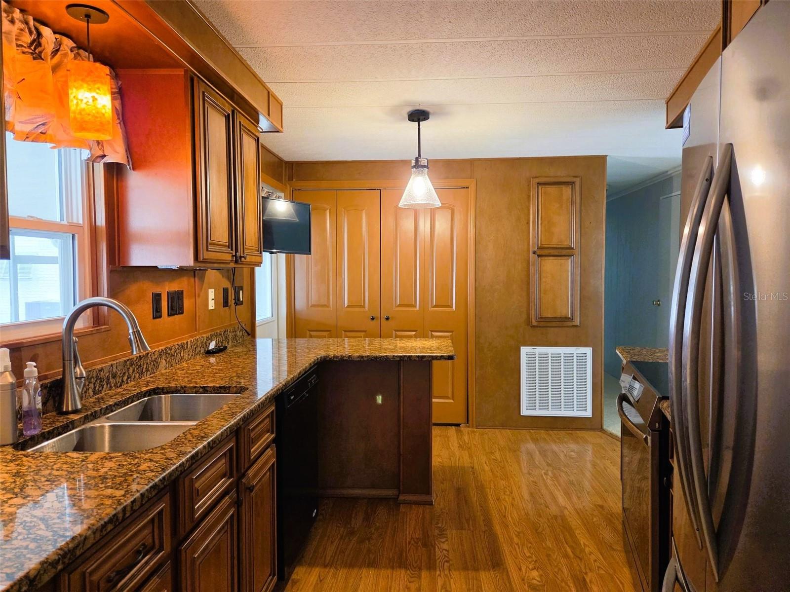 OAKWOOD MANOR - Residential