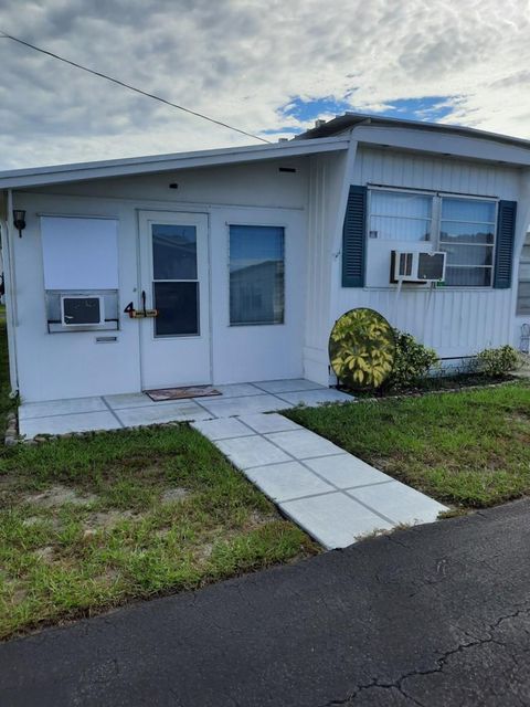 Photo of 4 Palm Place, Tavares, FL 32778 (MLS # O6345182)