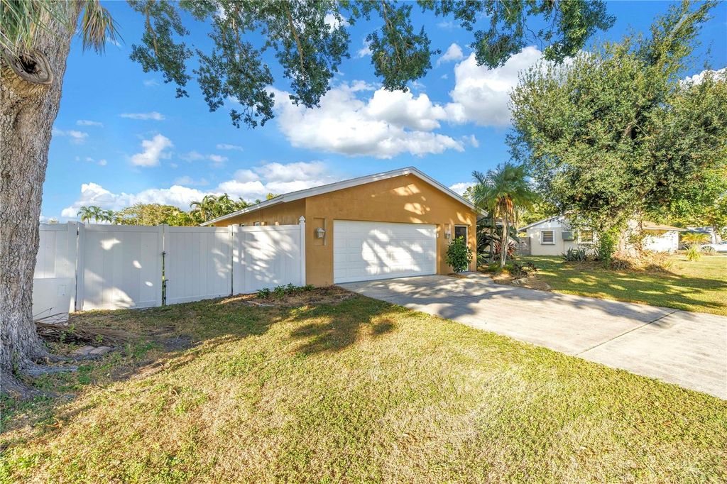 Photo of 813 Cypress Wood Lane, Sarasota, FL 34243 (MLS # A4670154)