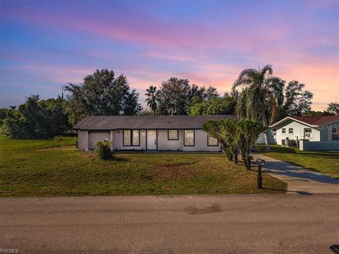 Photo of 1436 SE 25th Ter, Cape Coral, FL 33904 (MLS # TB8467016)