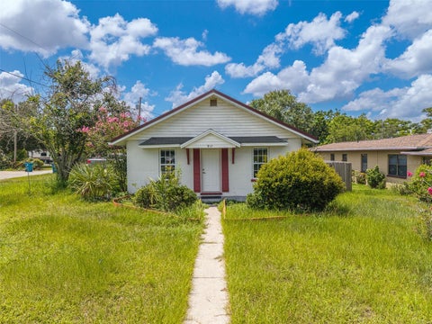 Photo of 916 Cohassett Avenue, Lake Wales, FL 33853 (MLS # L4963854)