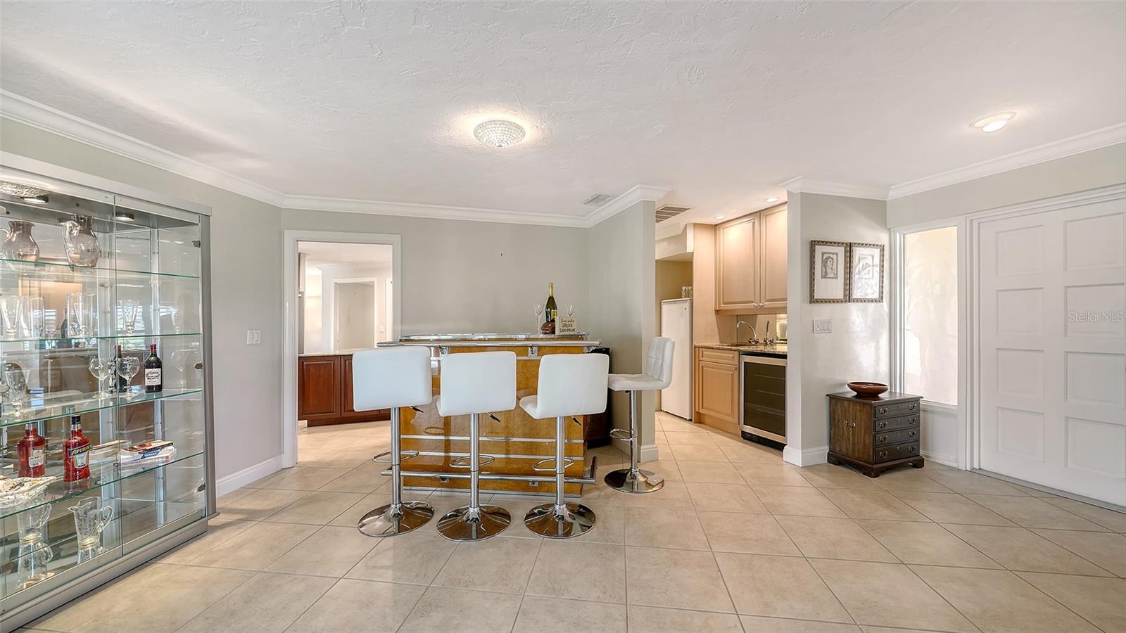 COUNTRY CLUB SHORES - Residential