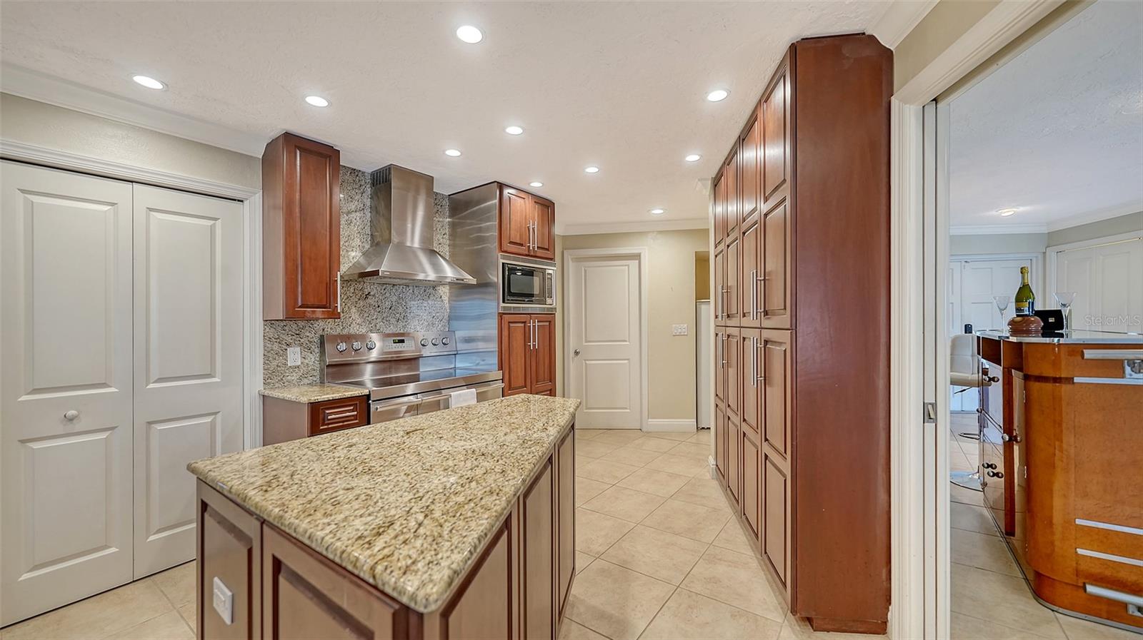 COUNTRY CLUB SHORES - Residential