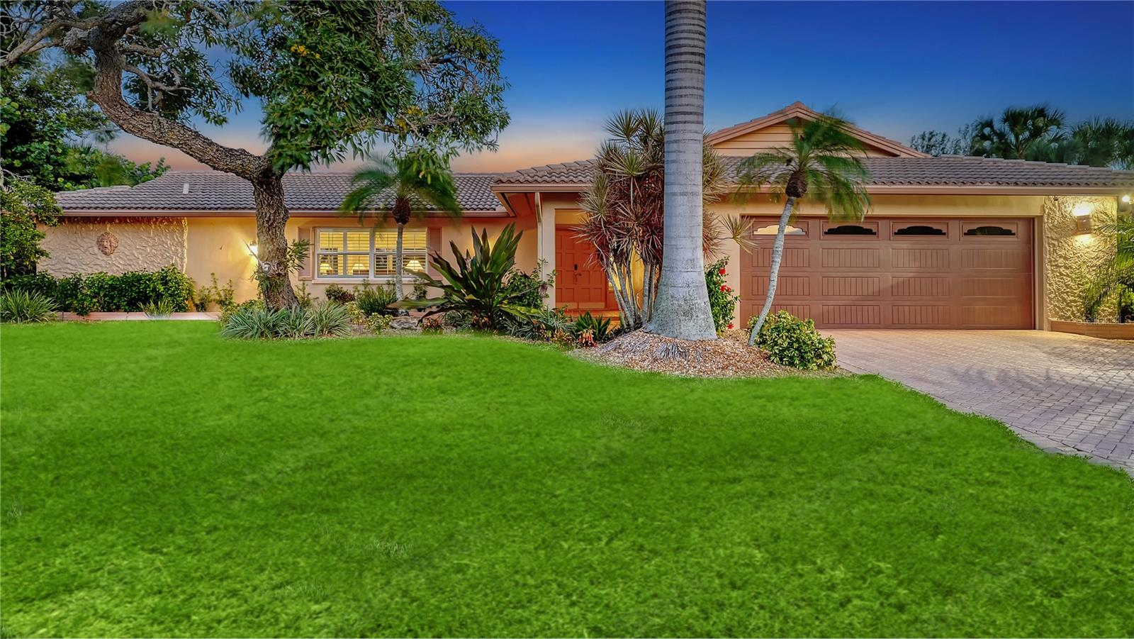 COUNTRY CLUB SHORES - Residential