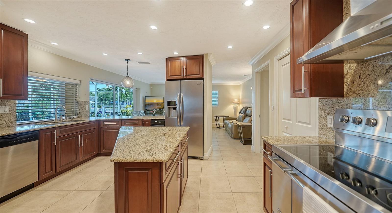 COUNTRY CLUB SHORES - Residential