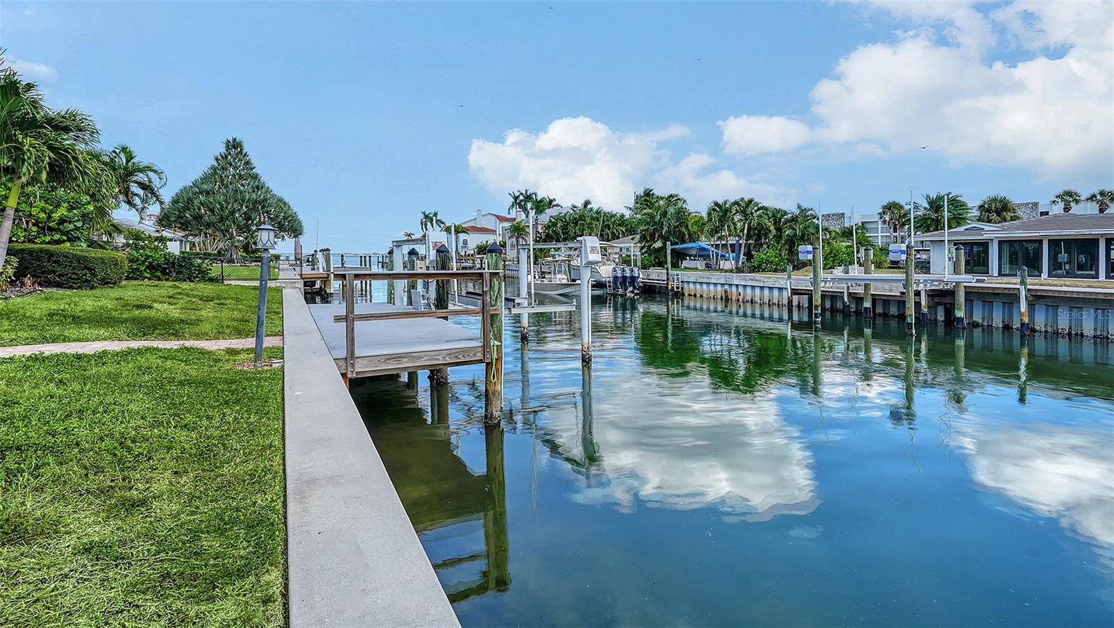 COUNTRY CLUB SHORES - Residential