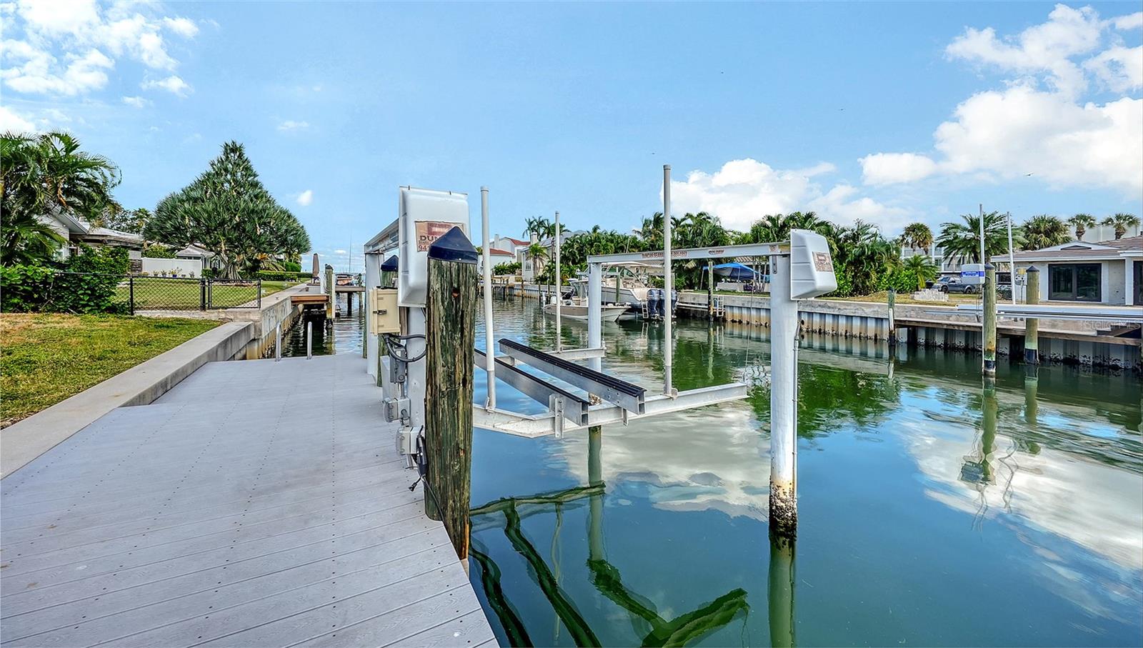 COUNTRY CLUB SHORES - Residential