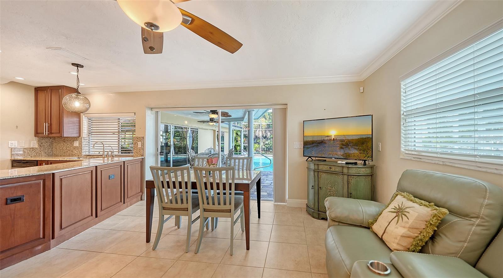 COUNTRY CLUB SHORES - Residential