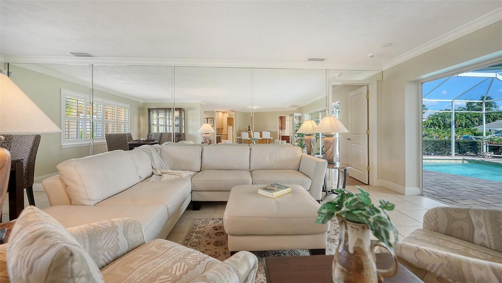 COUNTRY CLUB SHORES - Residential