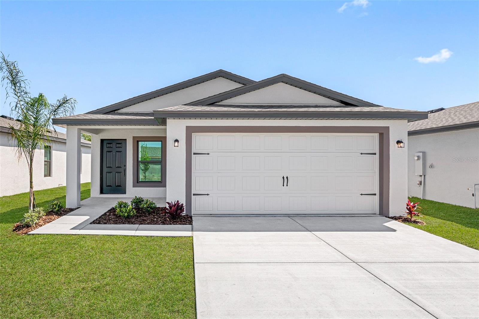 The gorgeous Hillsborough floor plan is a 3-bedroom, 2-bathroom homes loaded with curb appeal thanks to our CompleteHomeâ„¢ package! This package not only includes front yard landscaping but includes energy-efficient appliances and more. The gorgeous living family room offers plenty of bright light and free movement between the dining and kitchen area.