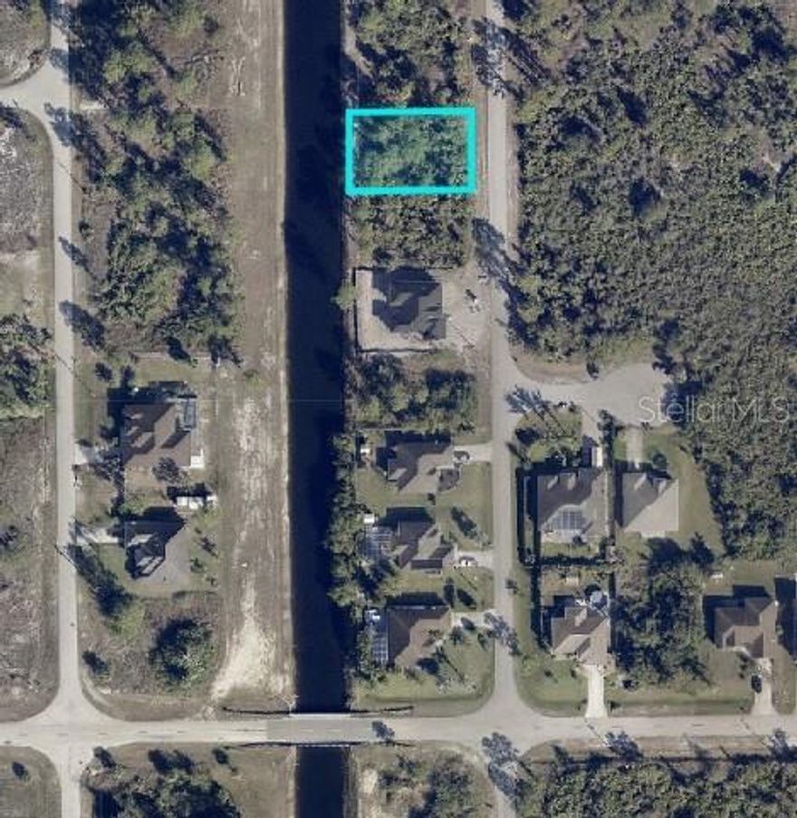 Residential freshwater canal lot in this growing, and desirable area of Lehigh Acres. You can build your dream home, or hold it as an investment. Buyers to do their own due diligence.
Bring offers !