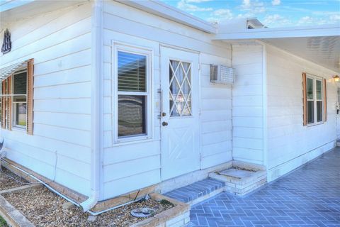 A home in WINTER HAVEN