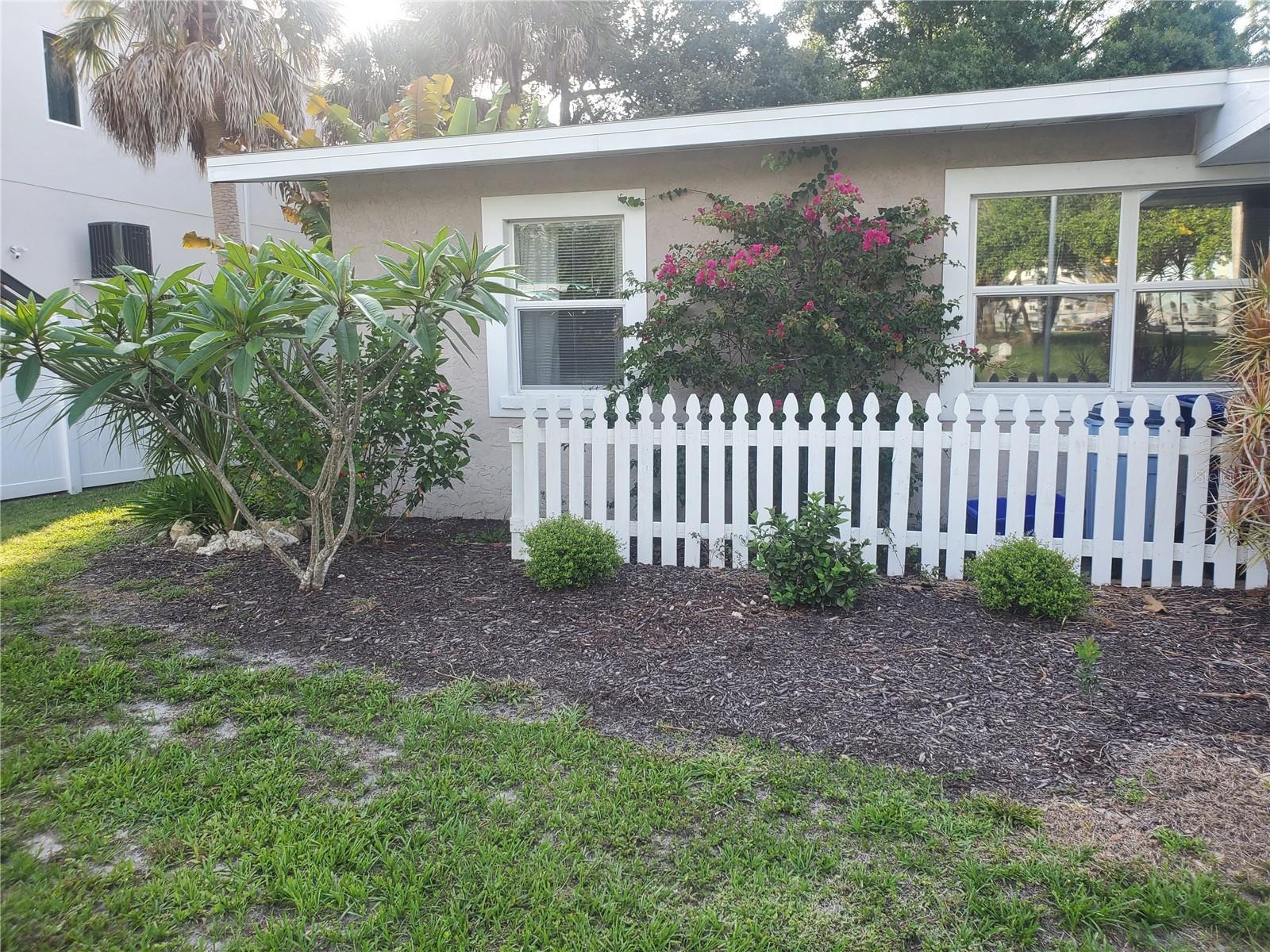 Cute unit , half of duplex, easy drive to beach and downtown Venice, walk to restaurants, big backyard