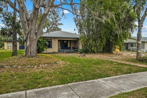 A home in LAKE WALES