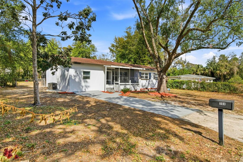 Photo of 304 Forest Park Avenue, Temple Terrace, FL 33617 (MLS # TB8476828)