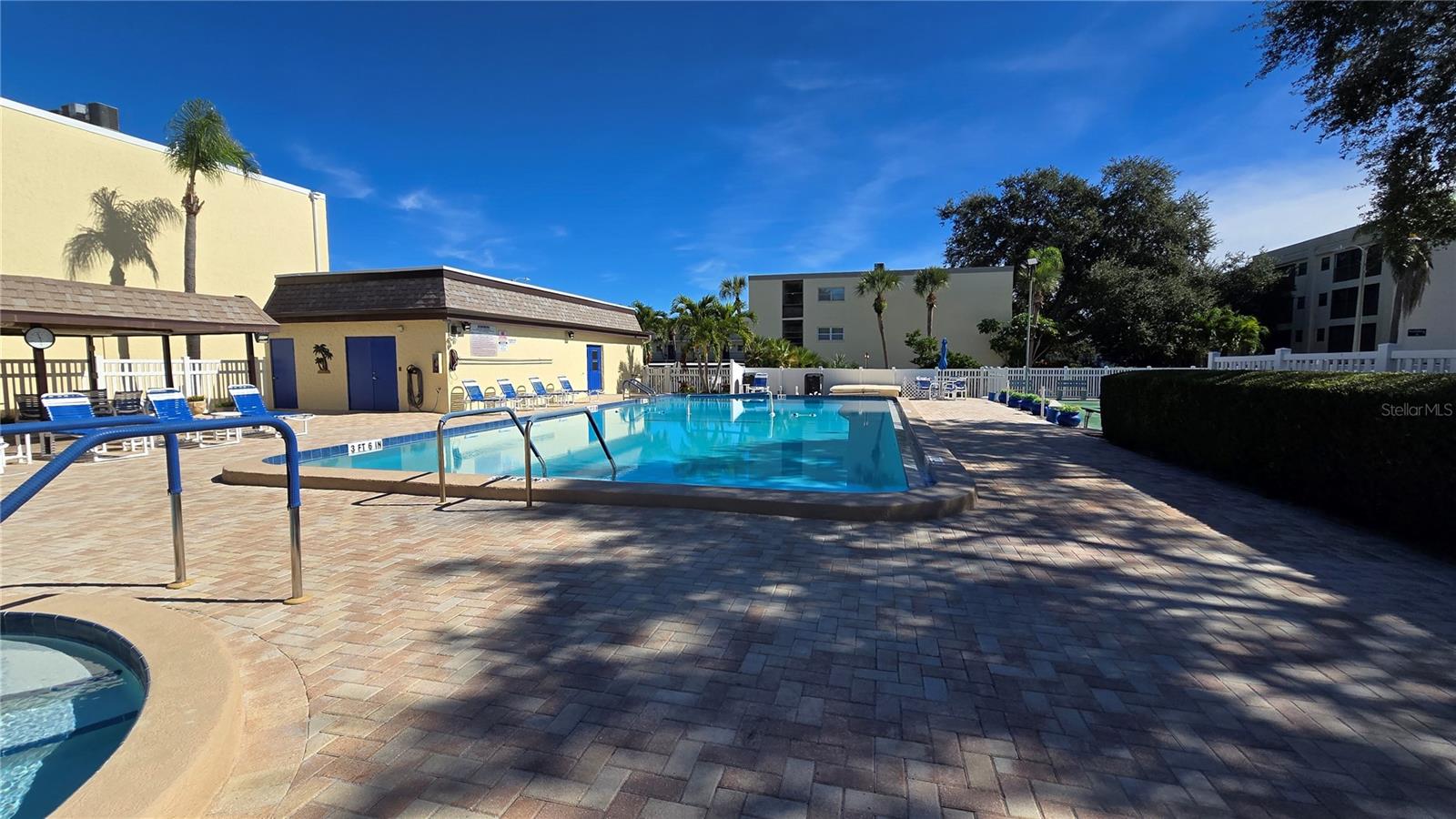 WATERS EDGE 1 CONDO - Residential