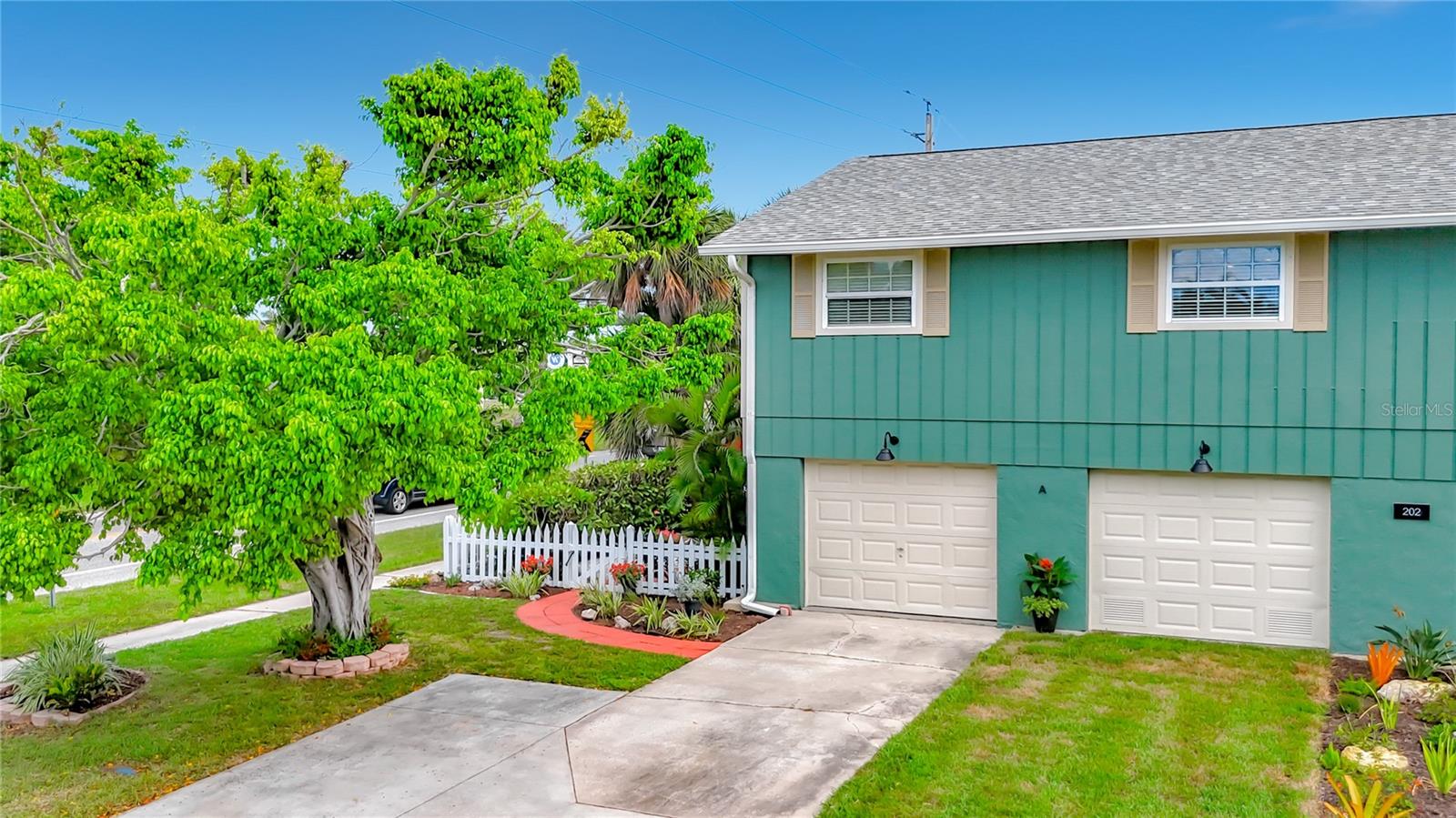 202 PEACOCK LANE A